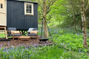 Grambles Glamping Hut Exterior and Fire Pit