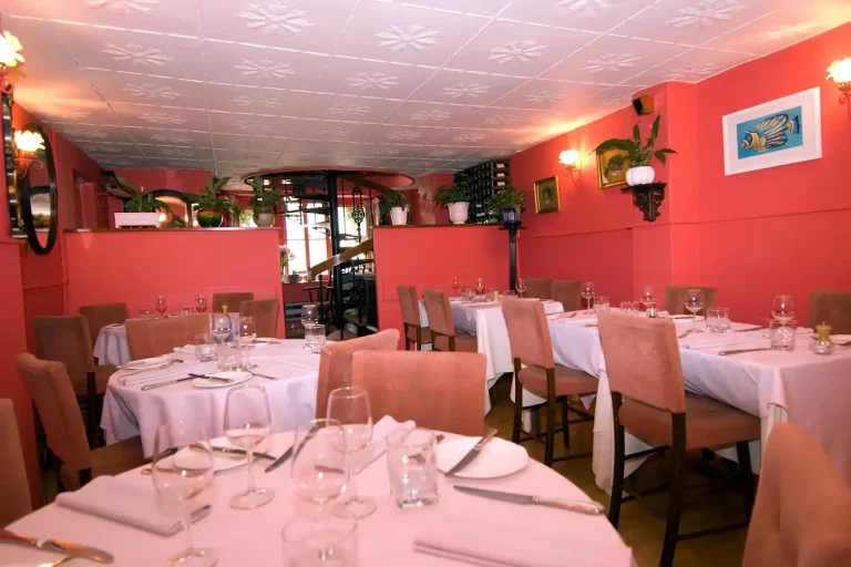 Harriss Restaurant Interior.webp